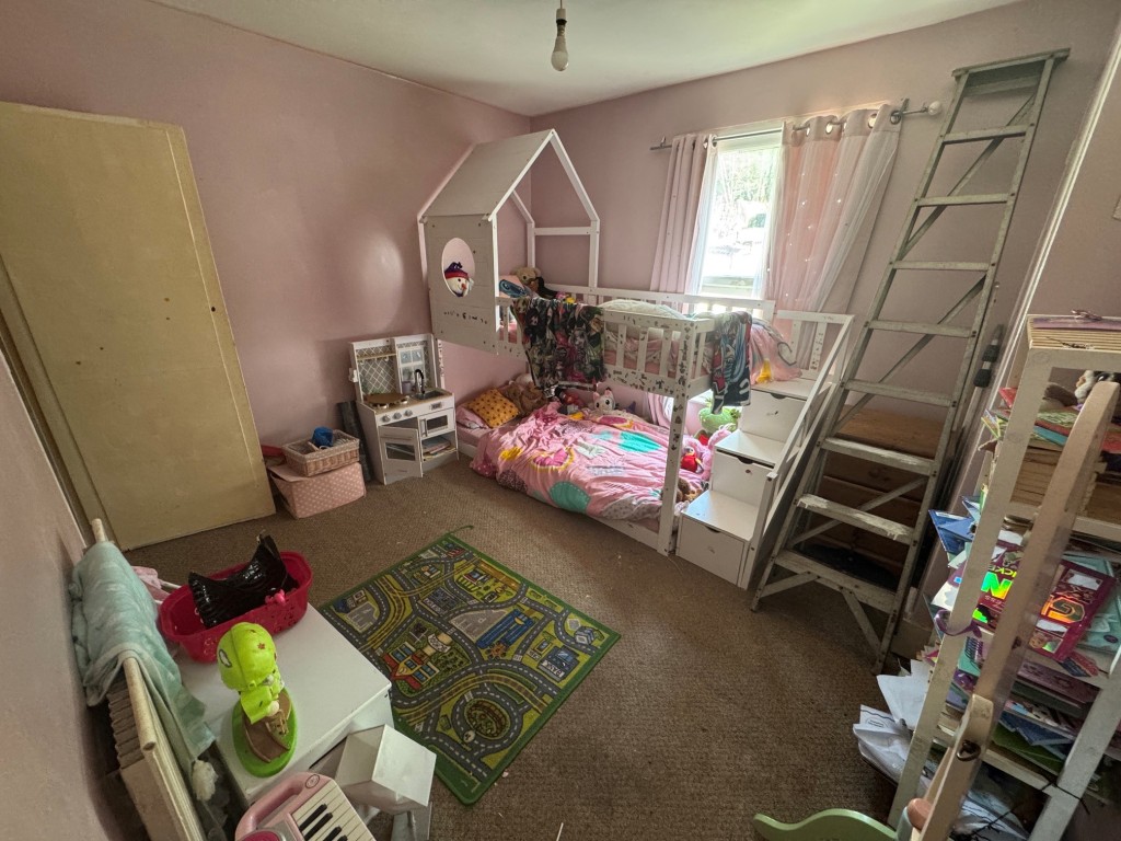 Lot: 117 - FREEHOLD RESIDENTIAL INVESTMENT - Bedroom 2